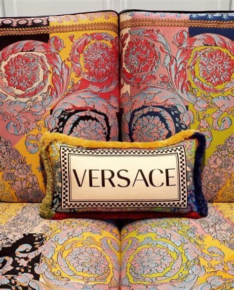 cuscini versace offerta|Scopri la nuova collezione di cuscini Versace su FARFETCH.